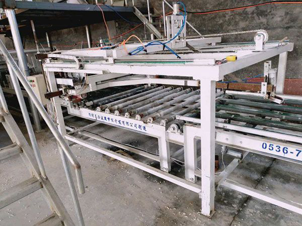 2 硅質(zhì)聚苯板生產(chǎn)設備.jpg